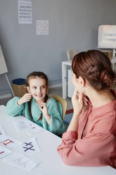 Ragazza che studia con insegnante — Foto Stock