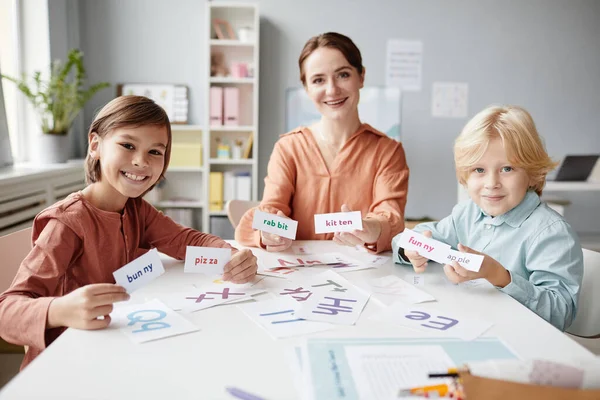 Engelse woorden leren met leraar — Stockfoto