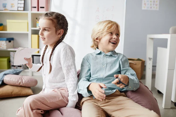 Kinderen die samen spelen tijdens een pauze — Stockfoto