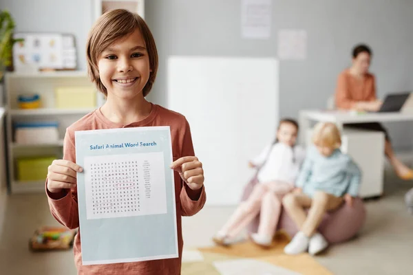 Kind toont zijn resultaten in het Engels — Stockfoto