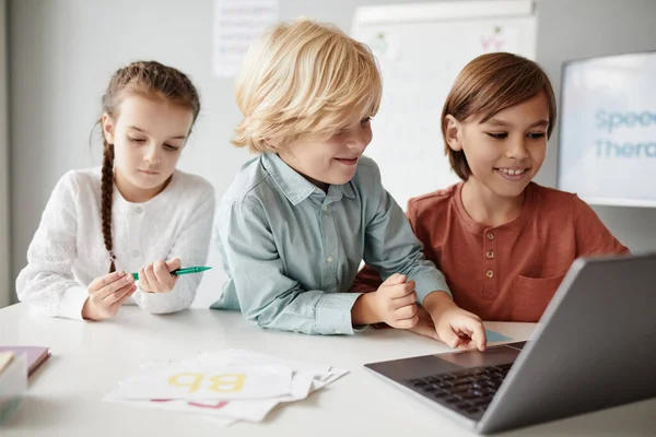 Laptopon tanuló gyerekek — Stock Fotó