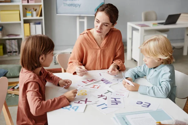 Kinderen die Engels leren met een leraar — Stockfoto