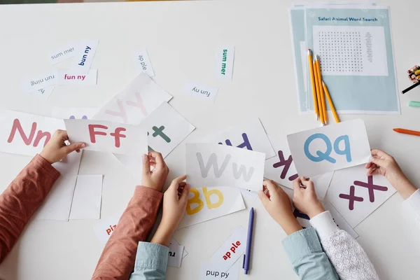 Kinderen die Engels alfabet leren — Stockfoto