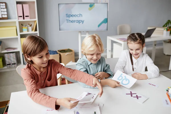 Schoolkinderen die in teamverband aan de les werken — Stockfoto