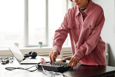 Genç Kadın Ses Ekipmanlarını Ayarlıyor