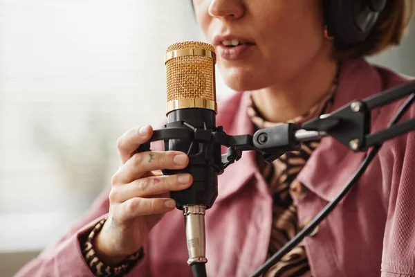 Vrouw spreken naar microfoon sluiten — Stockfoto