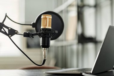 Podcast Mikrofon Arkaplanı