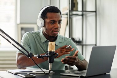 Erkek İçerik Yaratıcısı Kayıt Podcast