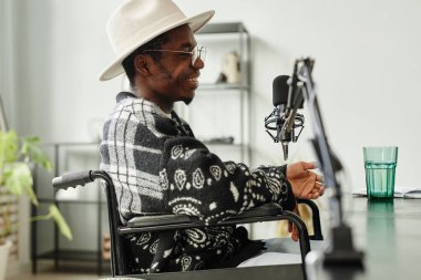 Engelli Gülümseyen Adam Röportaj Veriyor