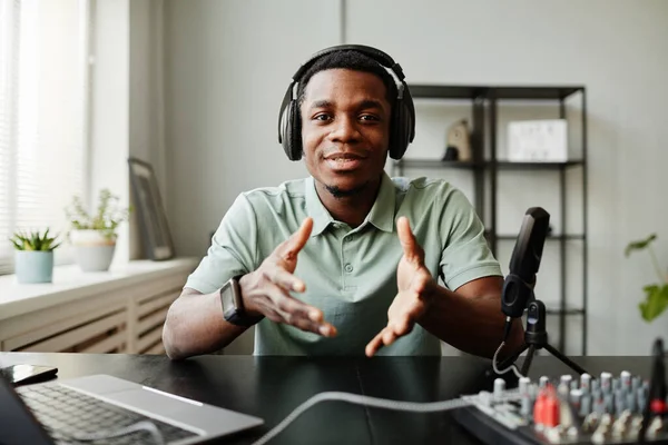 Masculino podcaster falando para câmara — Fotografia de Stock