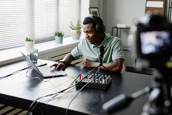 Gravação de Streamer Masculino no Estúdio — Fotografia de Stock