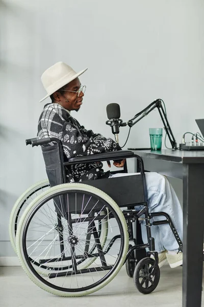 Mężczyzna niepełnosprawny w wywiadzie — Zdjęcie stockowe