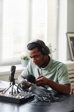 Erkek Podcaster Mikrofon Seçimi