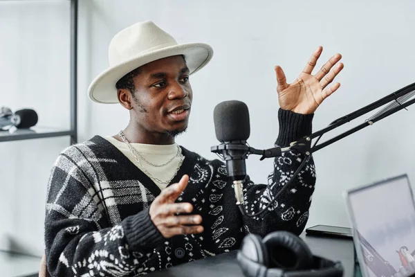 Black Creator Berbicara dalam Podcast — Stok Foto