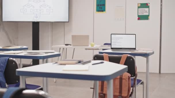 Sledování Levého Pohledu Učebnu Bez Studentů Batohy Zavěšené Židlích Notebooky — Stock video