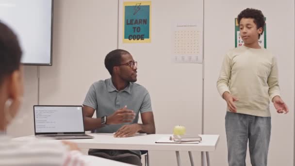 Mediano Largo Adolescente Biracial Niño Hablando Clase Joven Profesor Negro — Vídeos de Stock