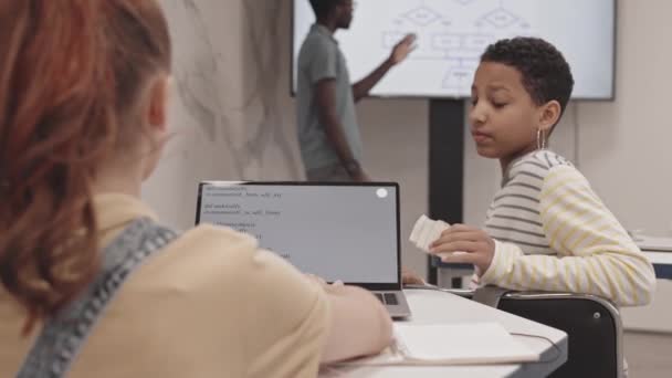 Achteraanzicht Van Tiener Zwart Meisje Zit Aan Het Bureau Klas — Stockvideo