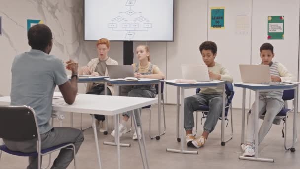 Gros Plan Divers Adolescents Assis Dans Des Bureaux Classe Leçon — Video