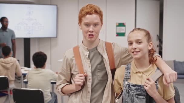 Μέτριο Χαρούμενο Καυκάσιο Κορίτσι Και Κοκκινομάλλικο Αγόρι Φοράει Σακίδια Στέκεται — Αρχείο Βίντεο