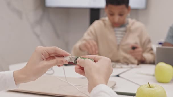 Primer Plano Las Manos Los Niños Conectando Cable Usb Unidad — Vídeos de Stock