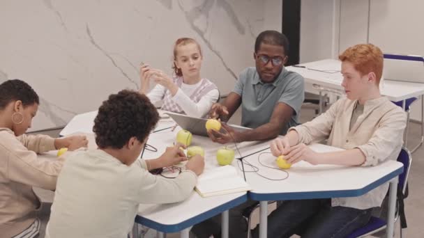 Angle Élevé Jeune Enseignant Noir Divers Élèves Secondaire Assis Table — Video