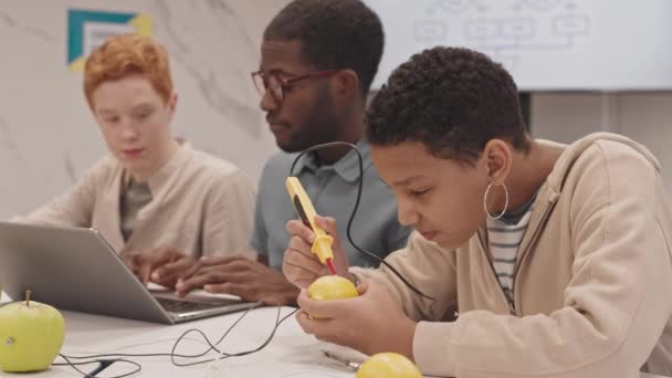 Peito Cabelos Curtos Menina Negra Experimentando Com Limão Aula Física — Vídeo de Stock