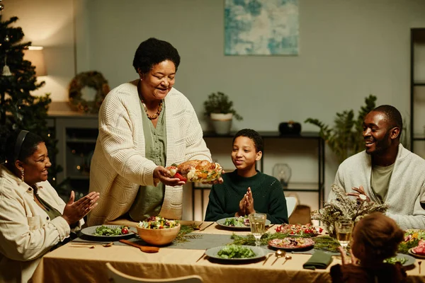 Babička servíruje večeři — Stock fotografie