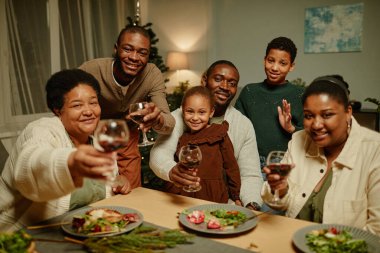 Afro-Amerikan Ailesi Kameraya kadeh kaldırıyor