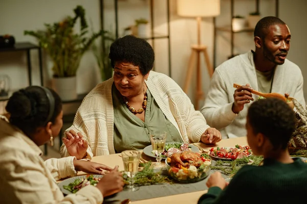 饭桌上的非裔美国人 — 图库照片