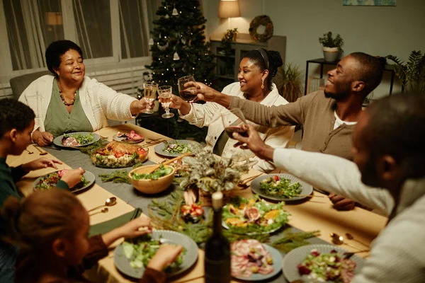 Afrikansk amerikansk familj skålar på jul middag — Stockfoto