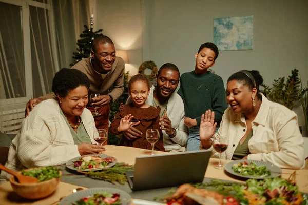 Africká americká rodina mává na video chat — Stock fotografie