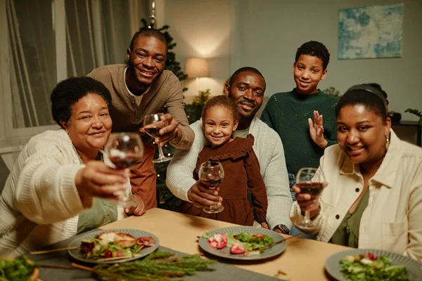 Afrikansk amerikansk familj skålar för kameran — Stockfoto