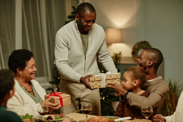 Africká americká rodina si vyměňuje vánoční dárky — Stock fotografie