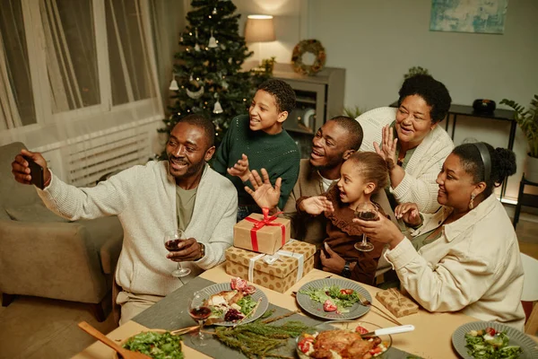 Africká americká rodina Fotografování na Vánoce — Stock fotografie