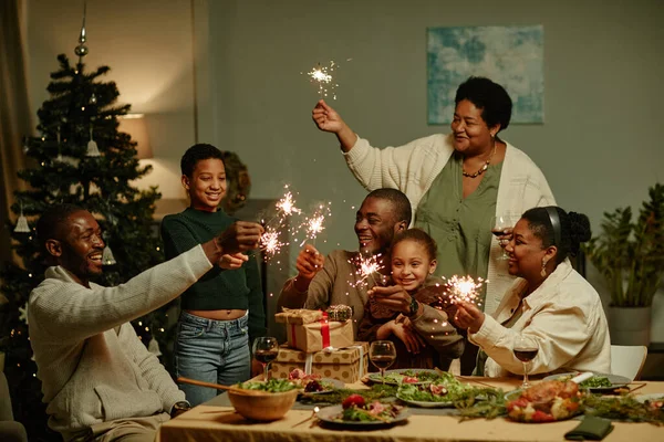 Šťastná afroamerická rodina slaví Vánoce doma — Stock fotografie