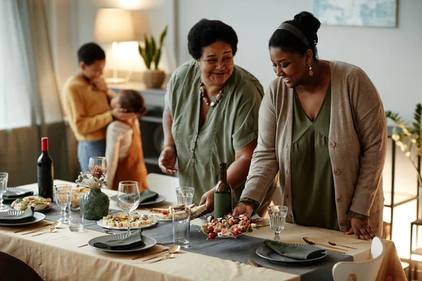 Tafel voor vrouwen voor de partij — Stockfoto