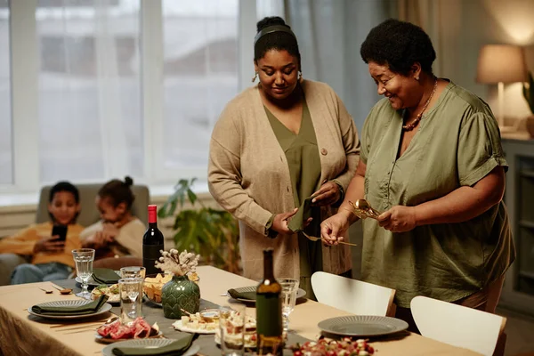 Familia Preparándose para las hazañas —  Fotos de Stock