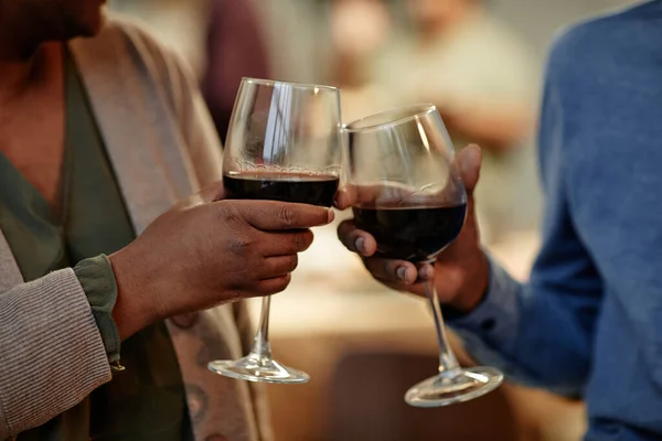 Pasangan yang memegang gelas anggur — Stok Foto