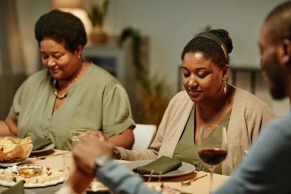 Familia diciendo gracia en la cena —  Fotos de Stock