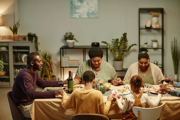 Gran familia diciendo gracia en la cena — Foto de Stock