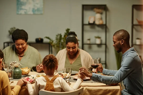 黑人家庭在晚宴上说恩典 — 图库照片