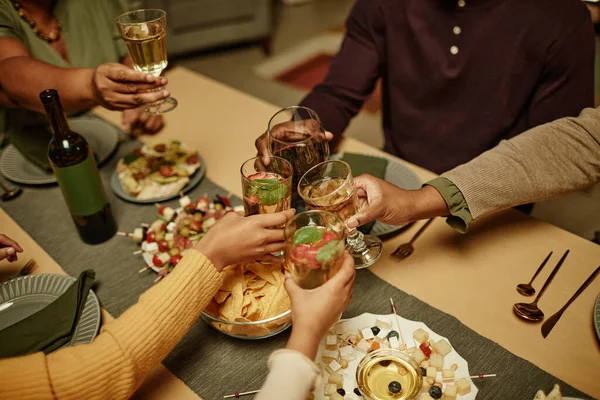 Tostadas familiares en la cena — Foto de Stock