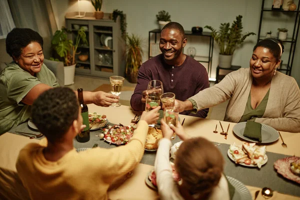 Glad familj på festmiddag — Stockfoto