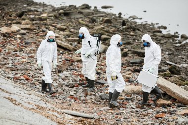 Eko Felaket Alanında Tehlikeli Madde Giysileri Giyen İşçi Grubu