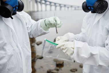 Bilim adamları araştırma yapıyor.