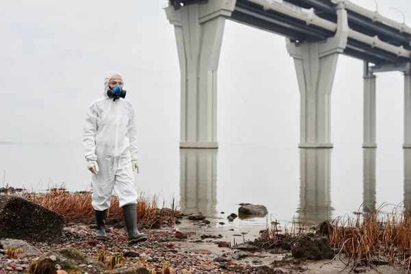 Kobieta w kombinezonie Hazmat przez wodę — Zdjęcie stockowe