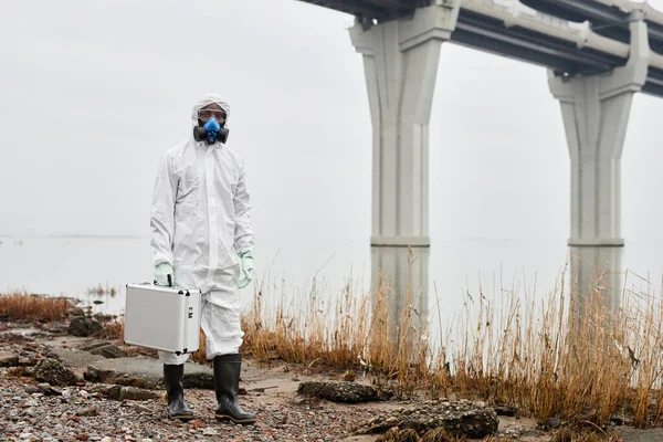 Afro-Amerikaanse man in Hazmat pak buiten — Stockfoto