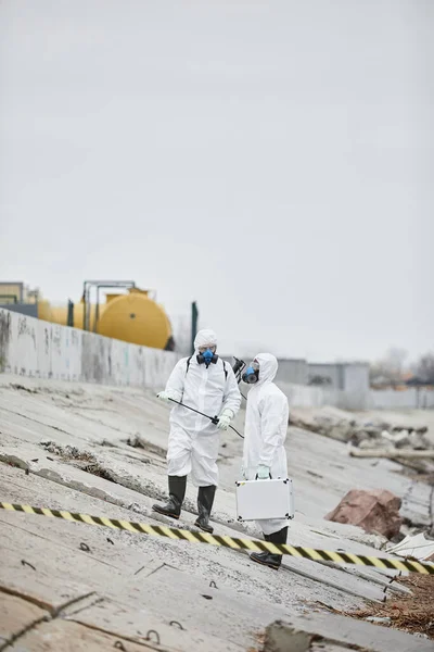 Dwoje ludzi na terenie katastrofy przemysłowej — Zdjęcie stockowe