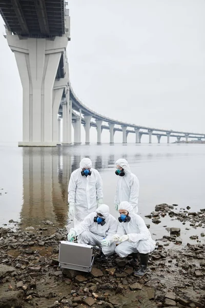 Açık havada çalışan bir grup bilim adamı