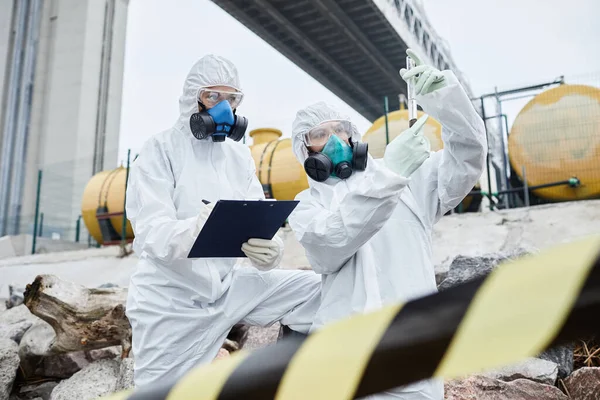 Oamenii de știință inspectează locul dezastrului — Fotografie, imagine de stoc